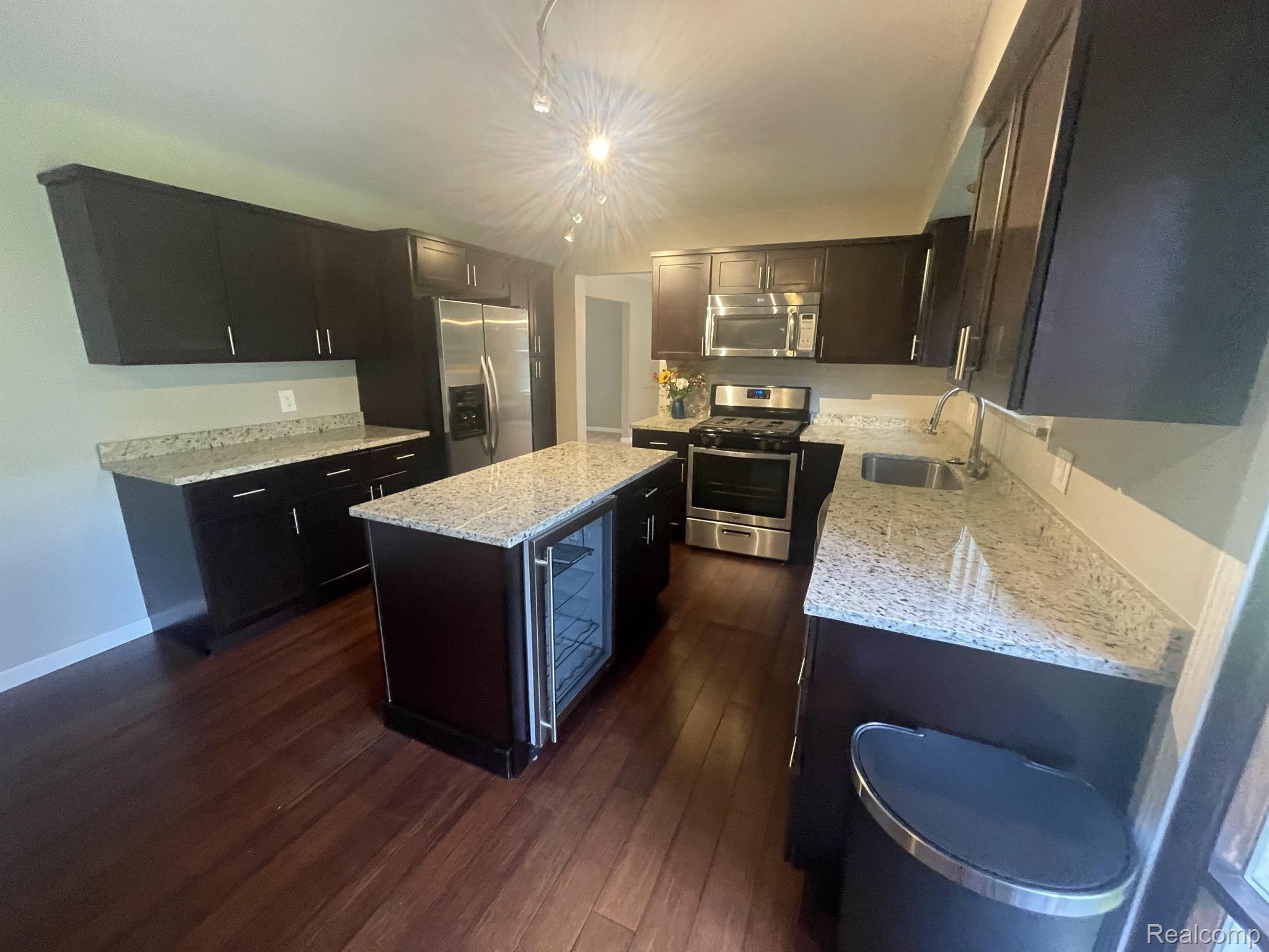 749 Dunedin Court Rochester, MI 48309 - Photo 7 of 30 Gallery Image 7