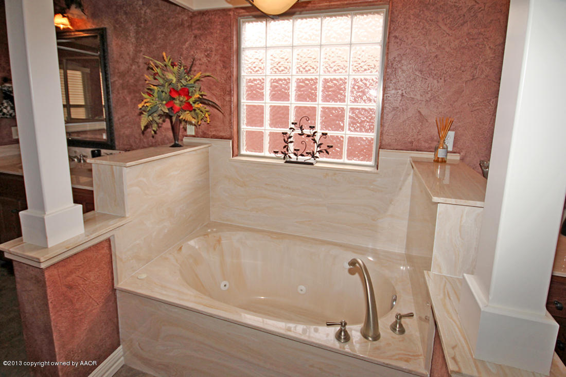 5006 Wesley Road Amarillo, TX 79119 - Photo 19 of 47 Master Bathtub