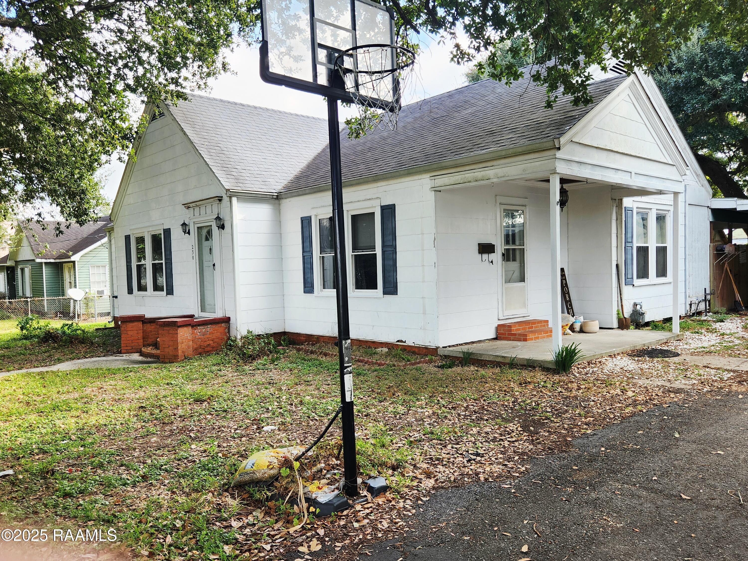 230 Druilhet Street Jeanerette, LA 70544 - Photo 2 of 16 front of house right