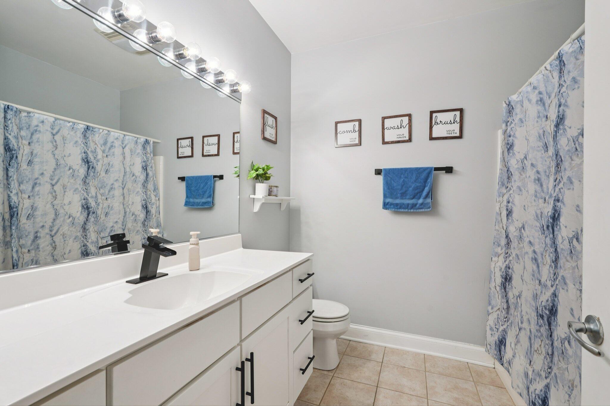 1915 North Water Street, Unit 209 Milwaukee, WI 53202 - Photo 17 of 25 Bathroom