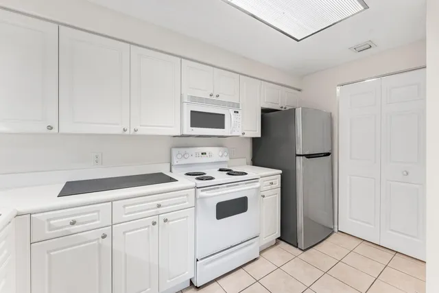 $1,900 | 2726 Anzio Court, Unit 308, Palm Beach Gardens, FL 33410