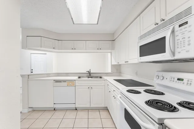 $1,900 | 2726 Anzio Court, Unit 308, Palm Beach Gardens, FL 33410