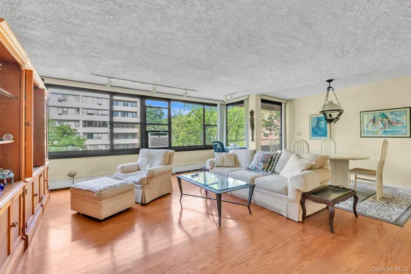 $320,000 | 166-10 Powells Cove Boulevard, Unit 5D | Beechhurst