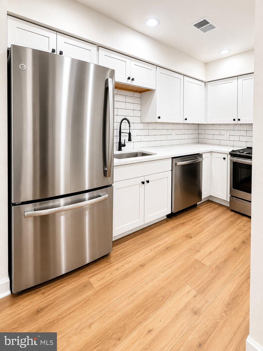 406 15th Street Southeast, Unit B Washington, DC 20003 - Photo 9 of 17