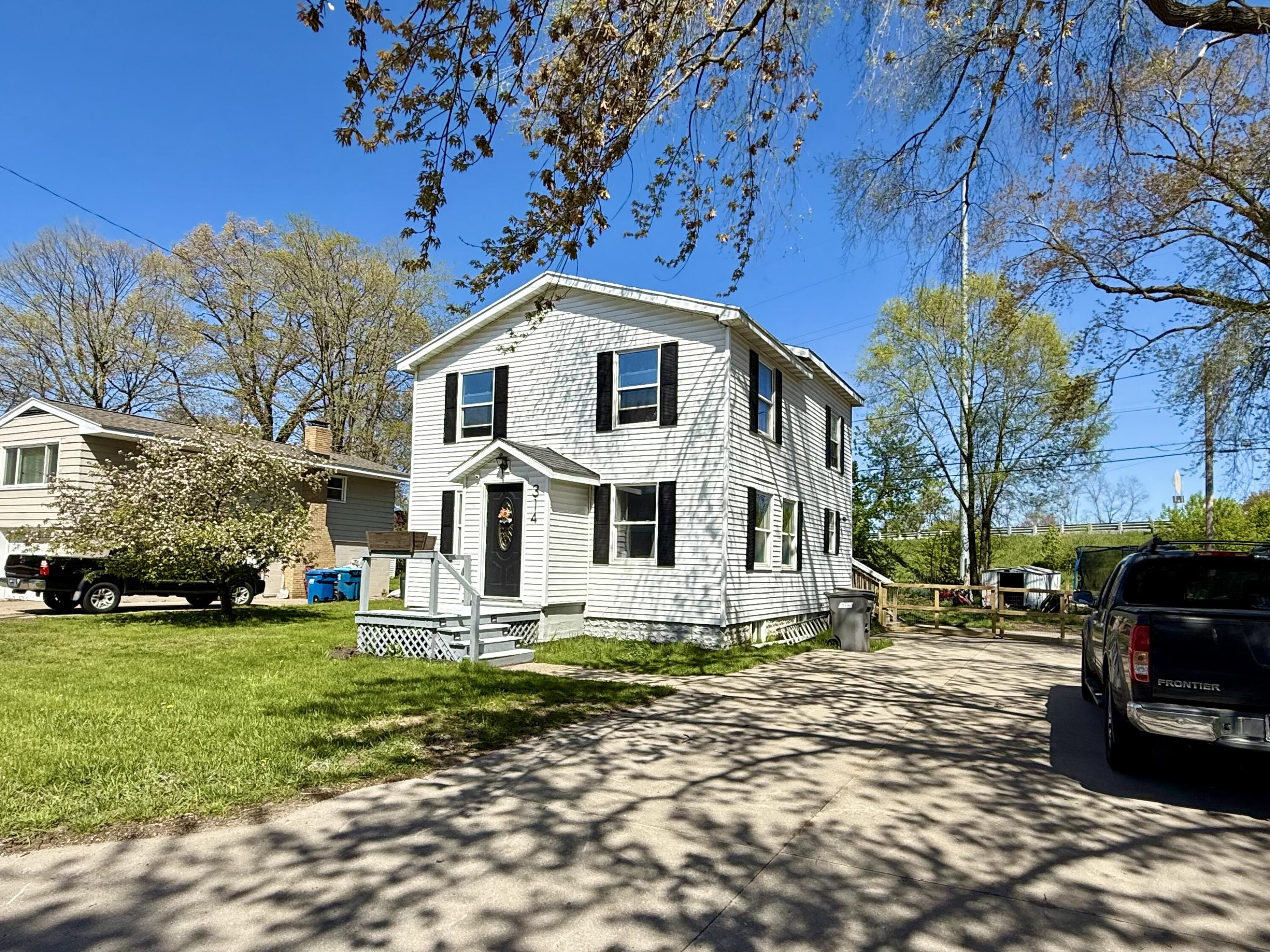 314 Maple Street Spring Lake, MI 49456 - Photo 3 of 21 IMG_0872