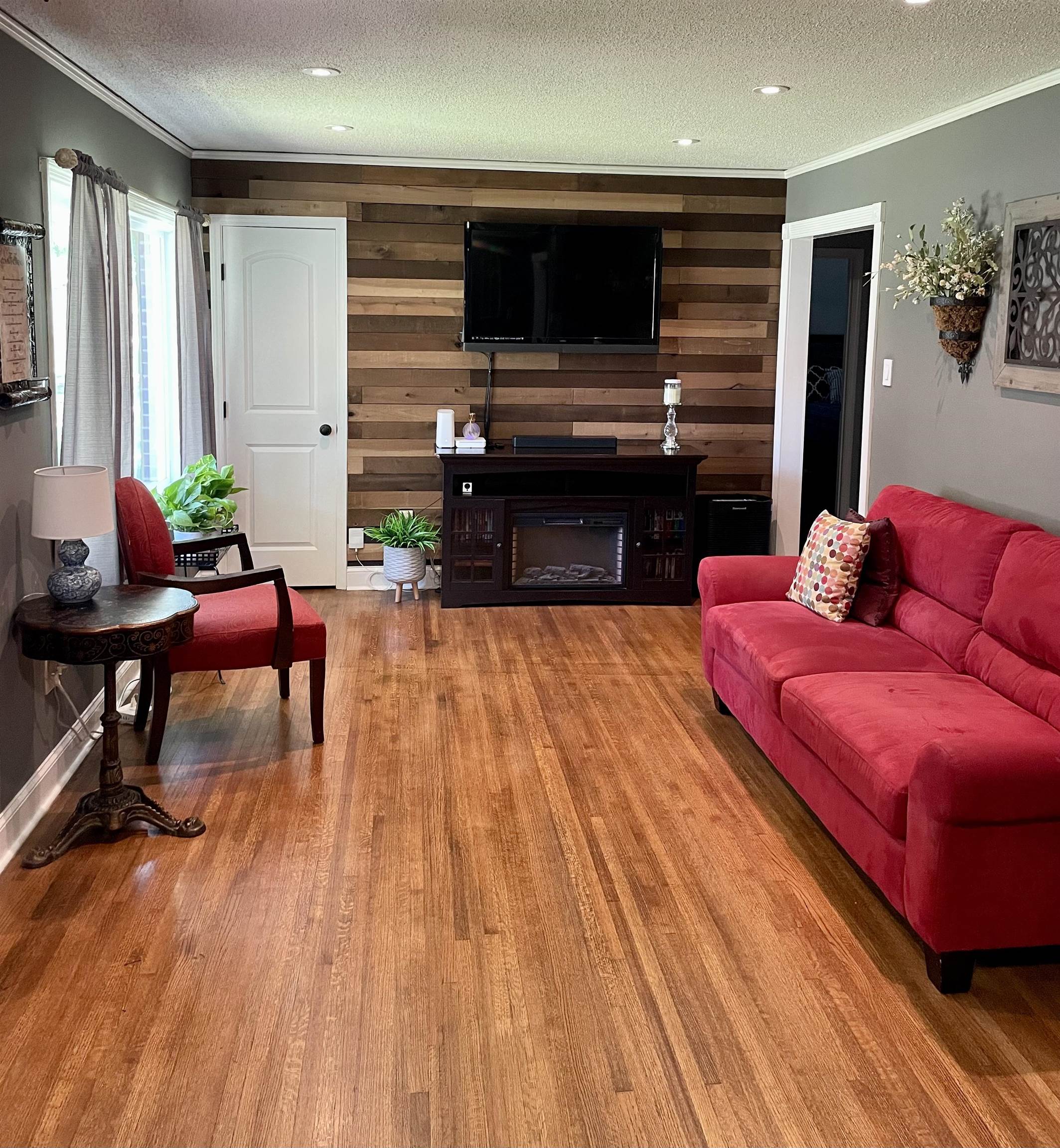 5065 Flamingo Road Memphis, TN 38117 - Photo 2 of 18 a living room with furniture and a flat screen tv