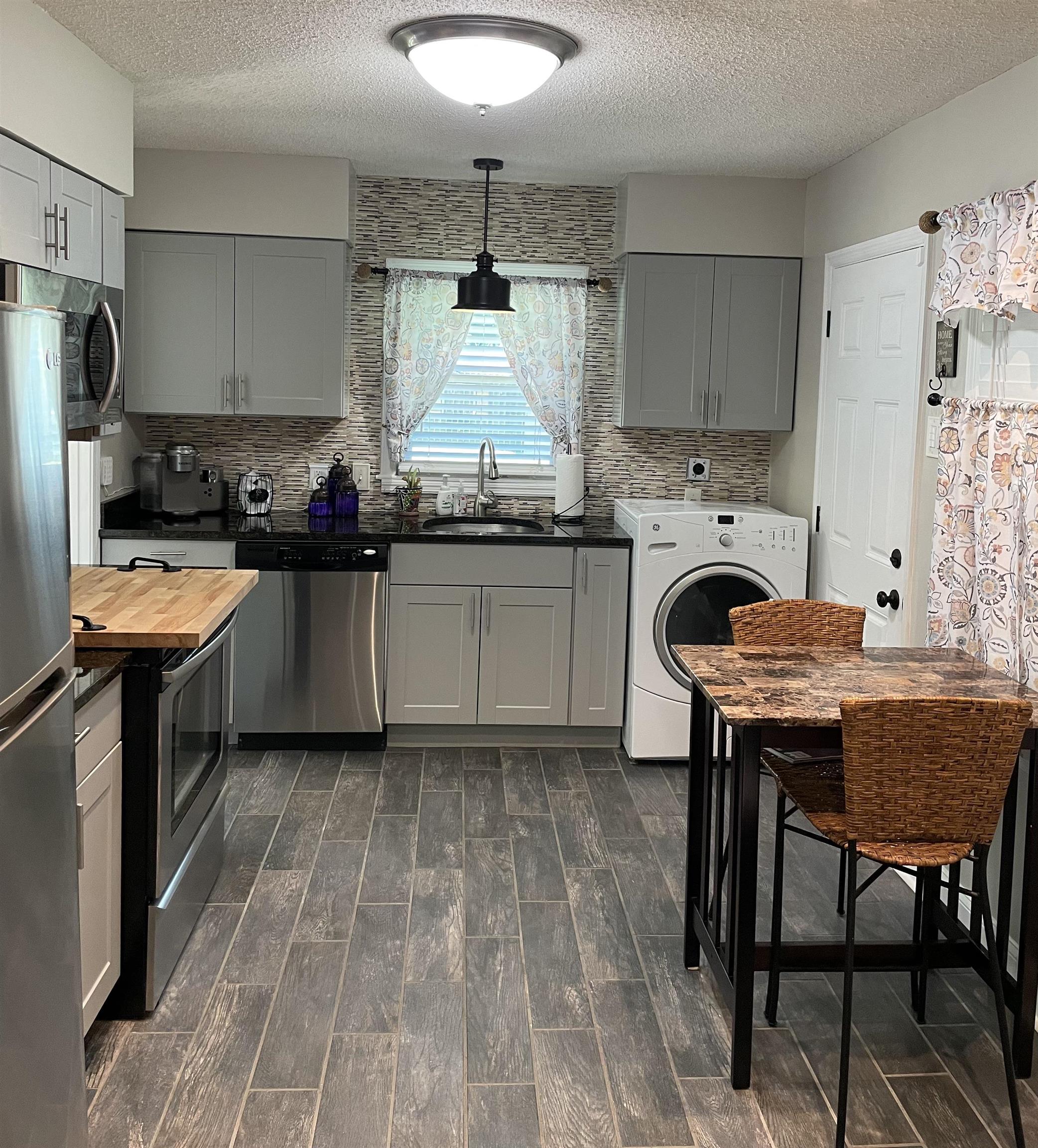 5065 Flamingo Road Memphis, TN 38117 - Photo 3 of 18 a kitchen with granite countertop a sink stove and refrigerator