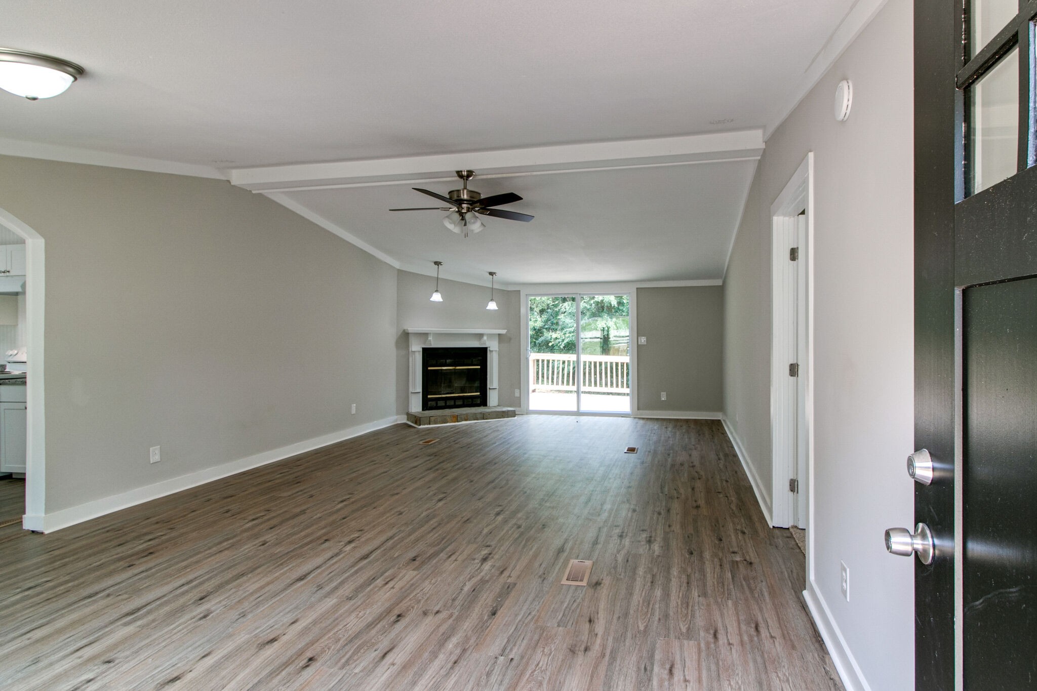 1339 Edmenson Road Clarksville, TN 37040 - Photo 4 of 29 Gallery Image 4