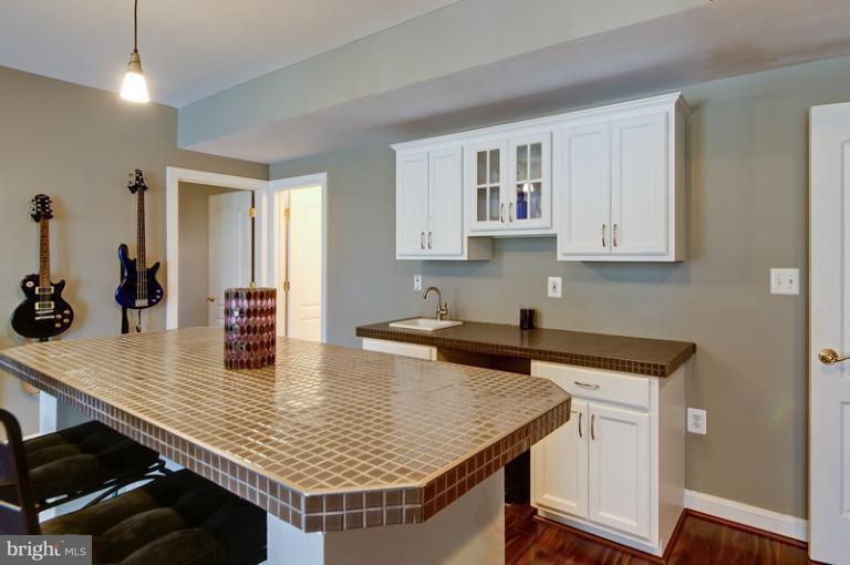 38774 Lime Kiln Road Leesburg, VA 20175 - Photo 6 of 30 Custom wet bar for entertaining!