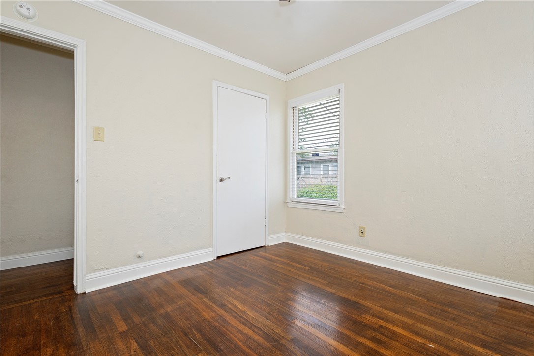 726 Anderson Street Corpus Christi, TX 78411 - Photo 16 of 19 an empty room with wooden floor and windows