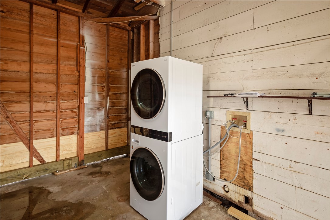 726 Anderson Street Corpus Christi, TX 78411 - Photo 17 of 19 a utility room with dryer and washer