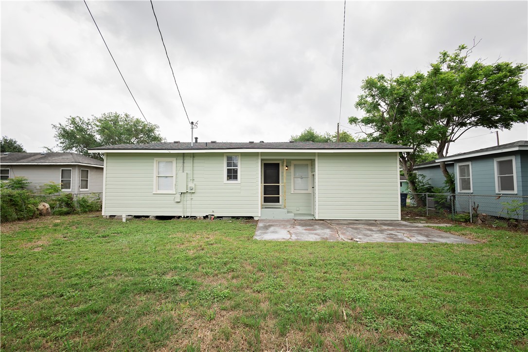 726 Anderson Street Corpus Christi, TX 78411 - Photo 18 of 19 a view of a backyard with a garden
