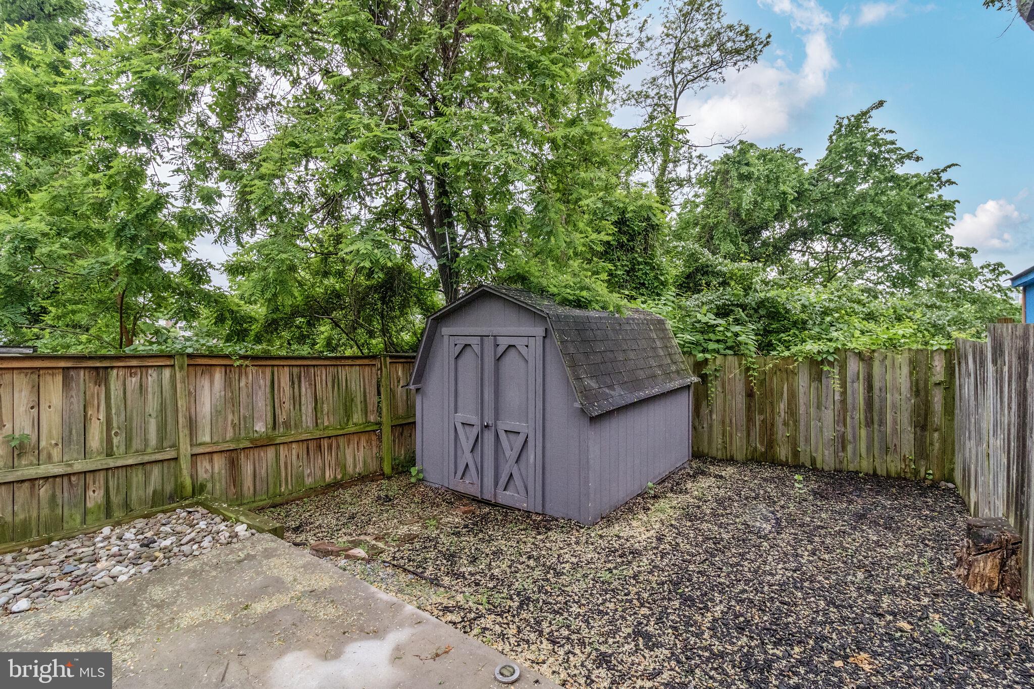 1423 Howard Road Southeast Washington, DC 20020 - Photo 36 of 45 a backyard of a house