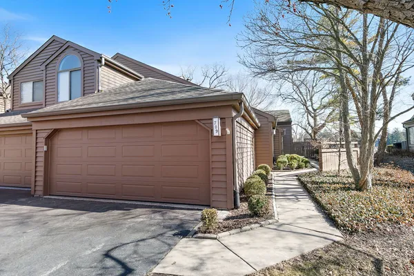 $500,000 | 709 Woodbridge Court, Unit 709, Lake Barrington, IL 60010