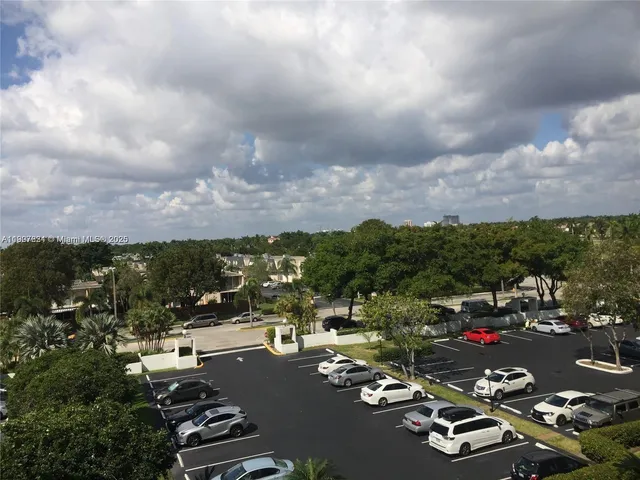 $1,700 | 1000 Parkview Drive, Unit 511, Hallandale Beach, FL 33009