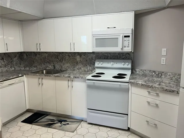 $1,700 | 1000 Parkview Drive, Unit 511, Hallandale Beach, FL 33009