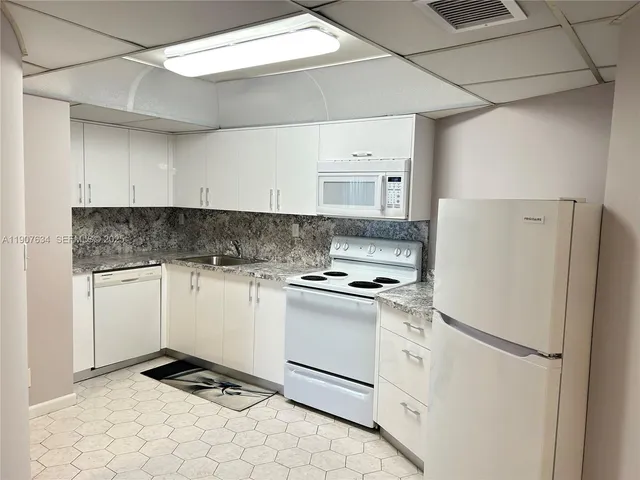 $1,700 | 1000 Parkview Drive, Unit 511, Hallandale Beach, FL 33009