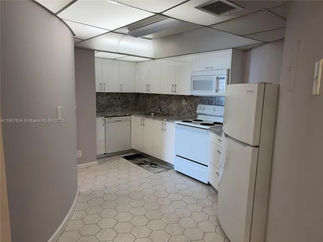 $1,700 | 1000 Parkview Drive, Unit 511, Hallandale Beach, FL 33009