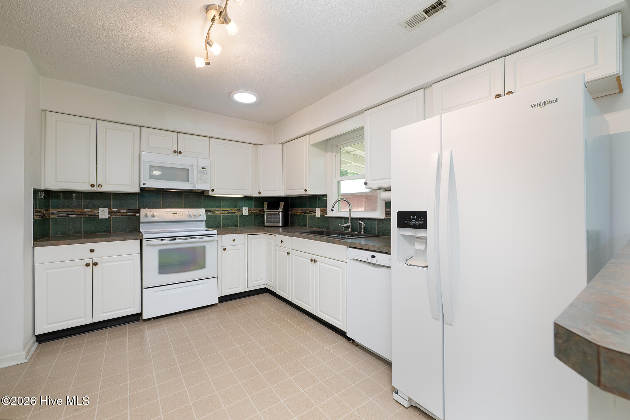 5101 Sand Ridge Road New Bern, NC 28560 - Photo 14 of 48 Functional Kitchen