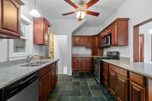 $2,795 | 1826 Franklin Avenue Southeast, Minneapolis, MN 55414