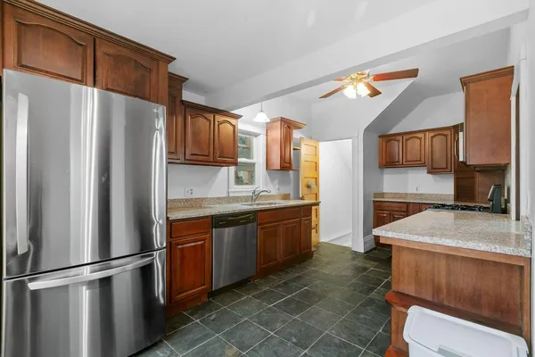 $2,795 | 1826 Franklin Avenue Southeast, Minneapolis, MN 55414