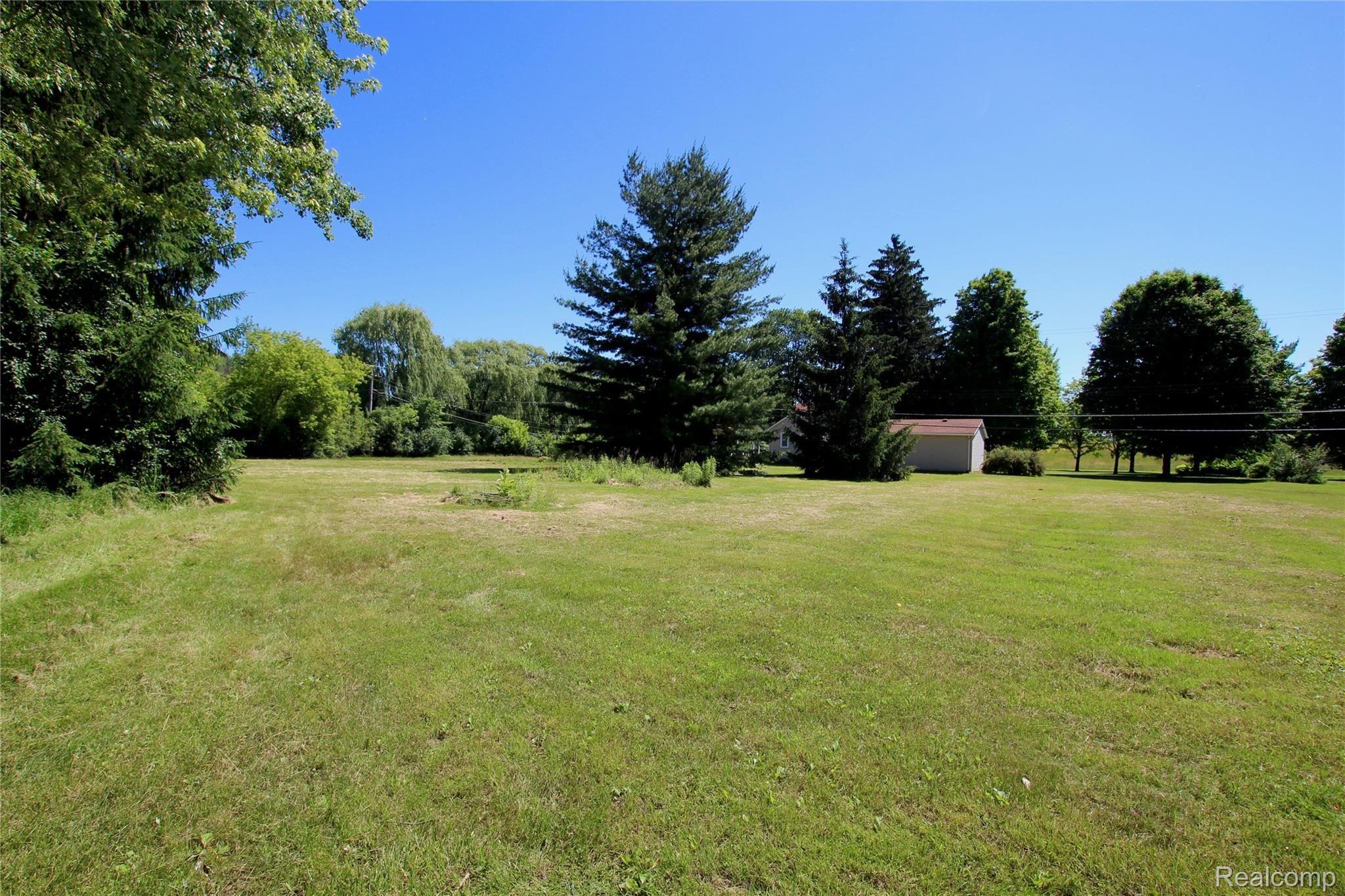 20975 Metroview Road Farmington, MI 48335 - Photo 2 of 22 20975-metroview-yard.jpg