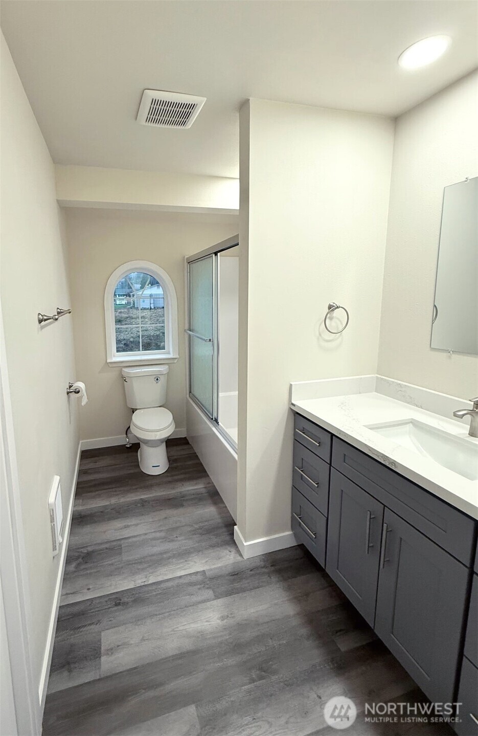 600 Ross Canyon Road Omak, WA 98841 - Photo 16 of 25 a spacious bathroom with a sink and a mirror