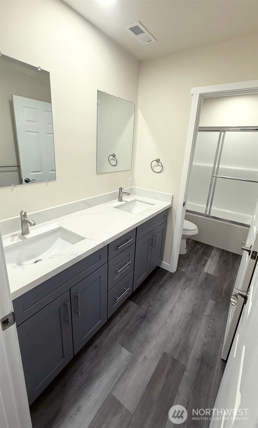 600 Ross Canyon Road Omak, WA 98841 - Photo 17 of 25 a spacious bathroom with a double vanity sink and a mirror