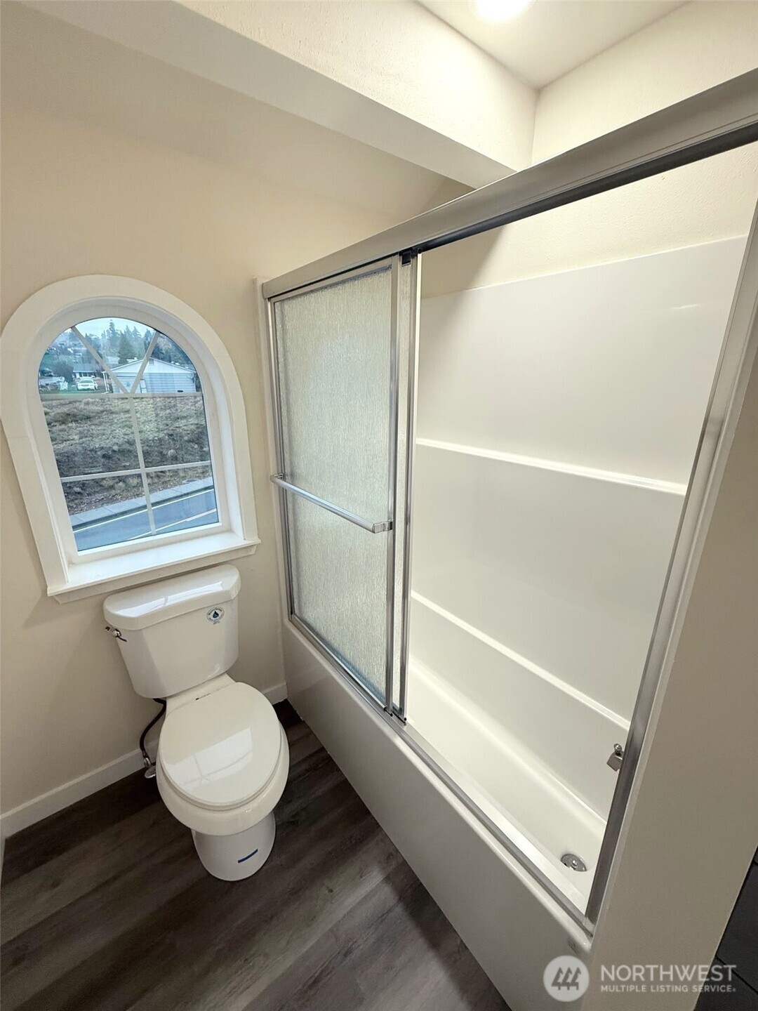600 Ross Canyon Road Omak, WA 98841 - Photo 18 of 25 a bathroom with a toilet and a shower