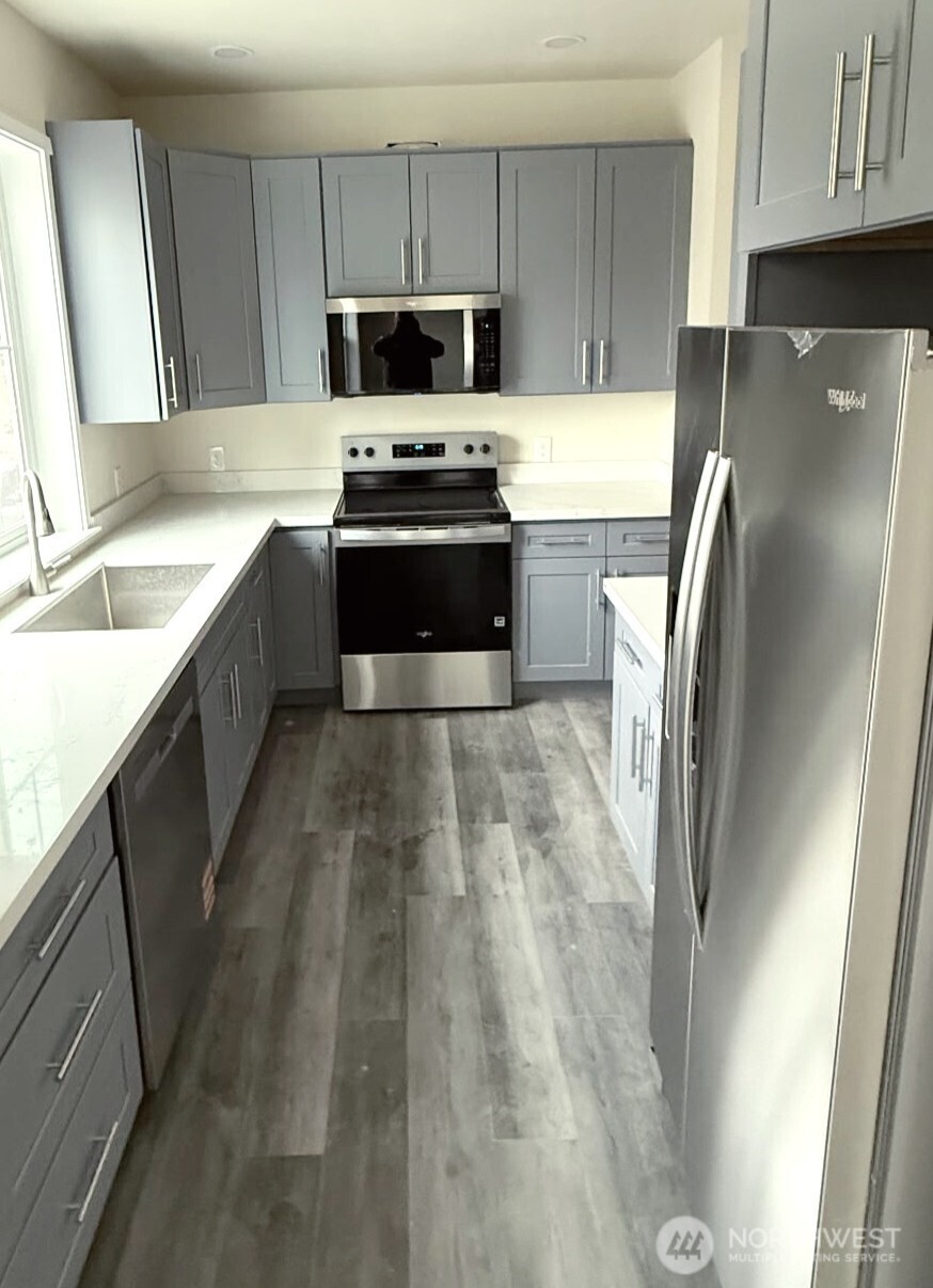 600 Ross Canyon Road Omak, WA 98841 - Photo 2 of 25 a kitchen with kitchen island granite countertop a sink stove and refrigerator
