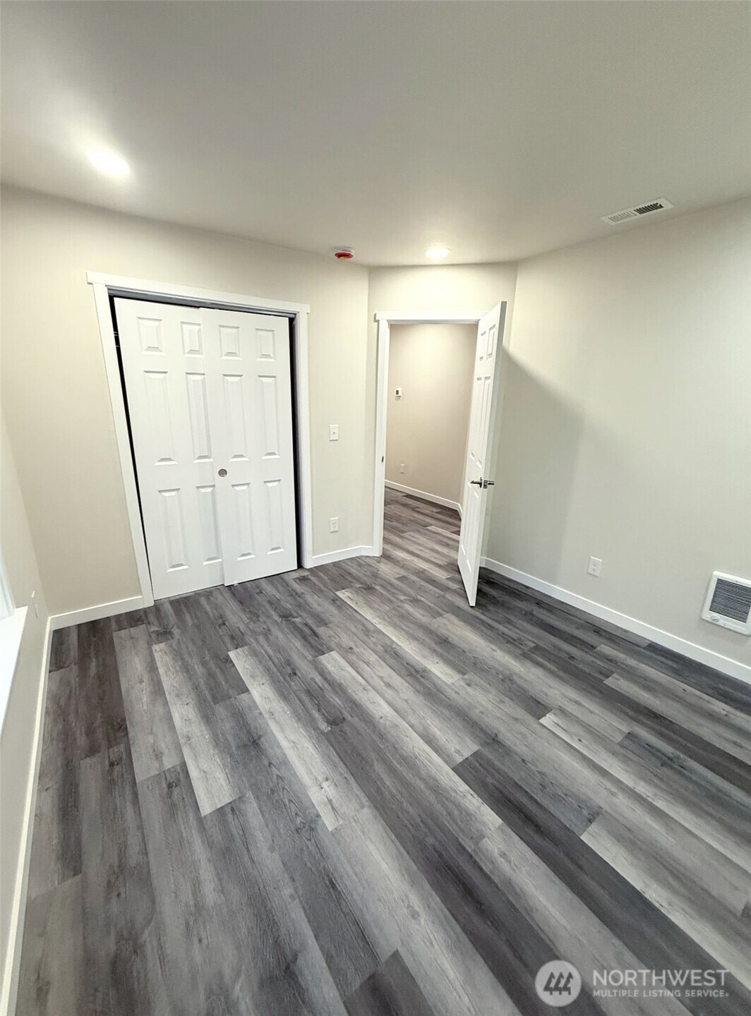 600 Ross Canyon Road Omak, WA 98841 - Photo 10 of 25 an empty room with wooden floor and mirror