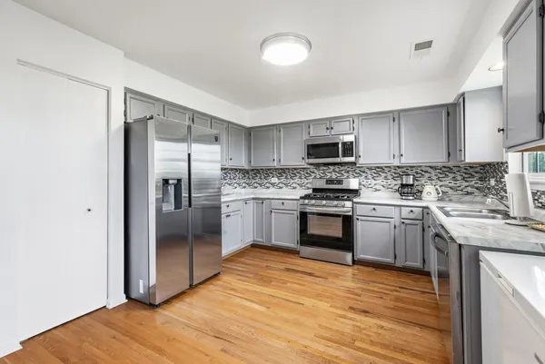 $297,000 | 63A Tyler Court, Unit B, Streamwood, IL 60107