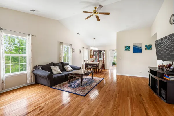 $297,000 | 63A Tyler Court, Unit B, Streamwood, IL 60107