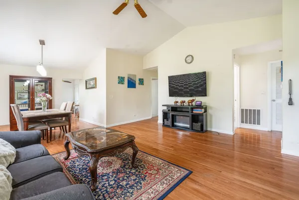 $297,000 | 63A Tyler Court, Unit B, Streamwood, IL 60107
