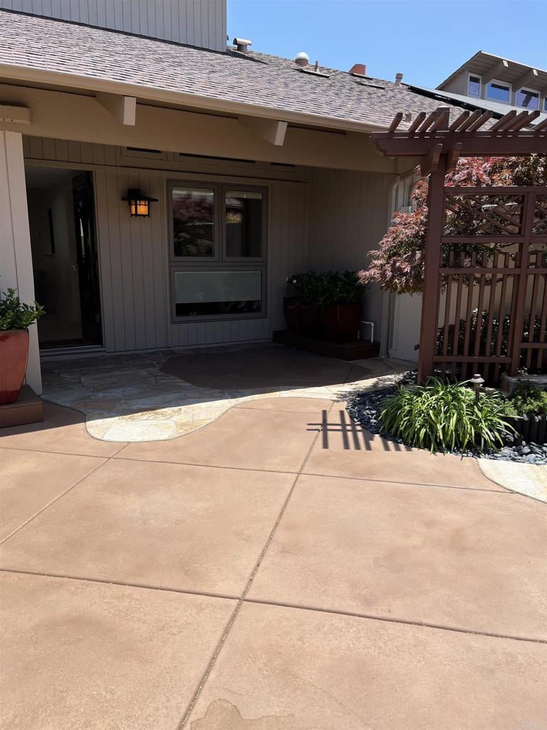 119 Cancha De Golf Rancho Santa Fe, CA 92091 - Photo 2 of 15 Entry patio