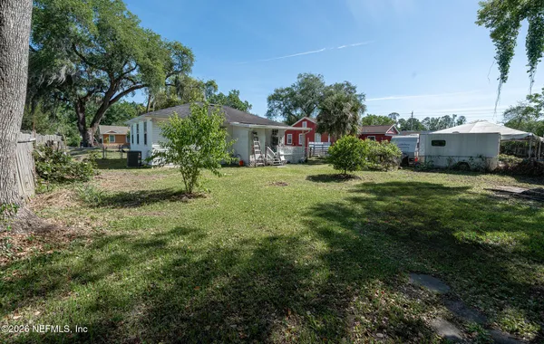 a view of a house with a yard