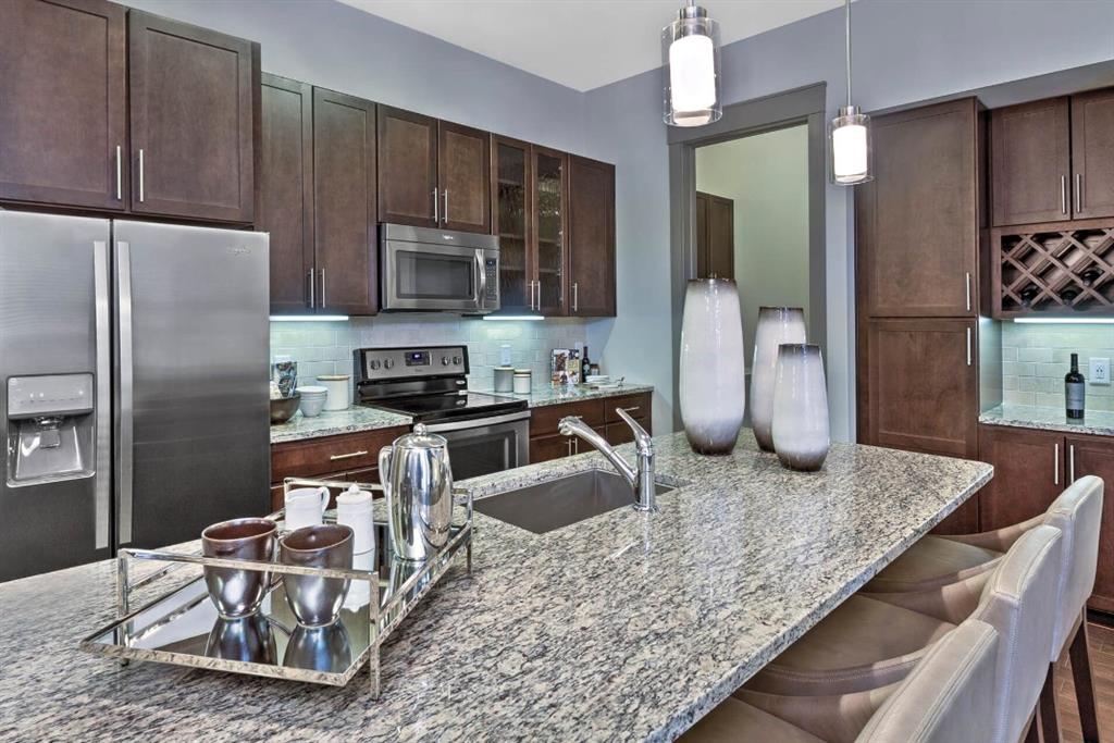 4600 Roswell Road, Unit 666 Sandy Springs, GA 30342 - Photo 2 of 22 a kitchen with granite countertop a sink refrigerator and microwave