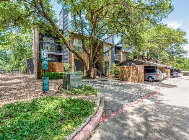 a view of a room with entertaining space