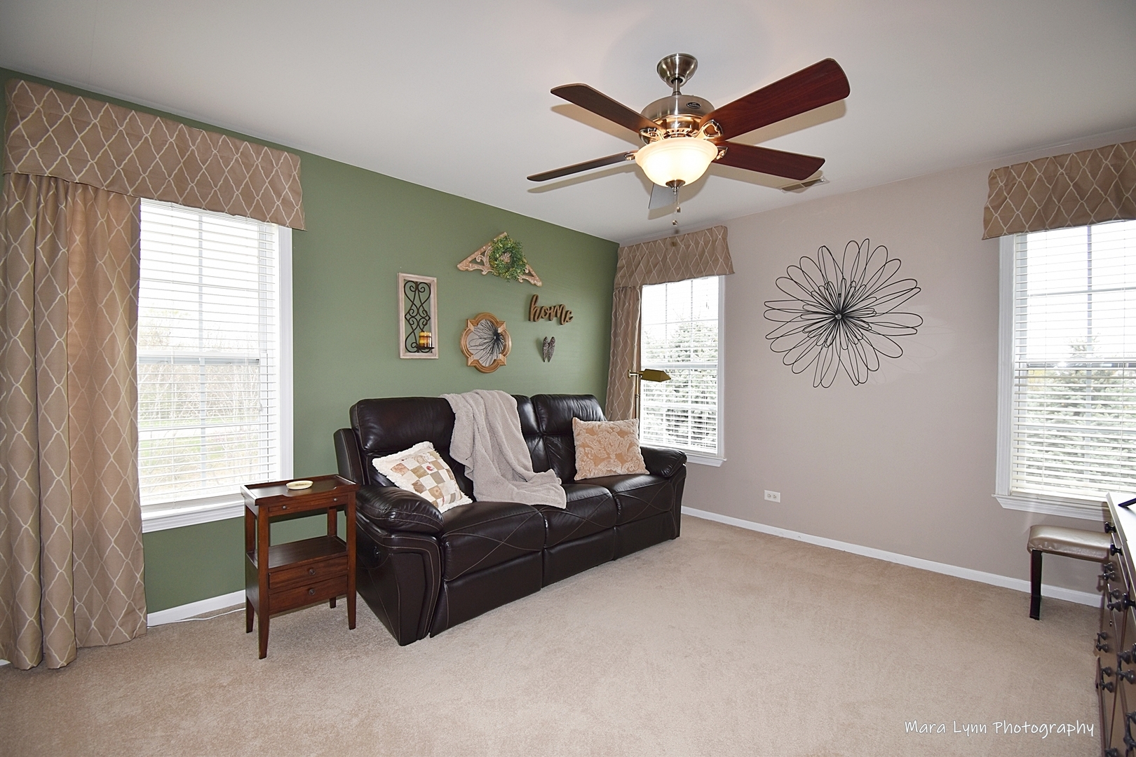 1986 West Cobblestone Road, Unit 1986 Romeoville, IL 60446 - Photo 18 of 36 a living room with furniture and window