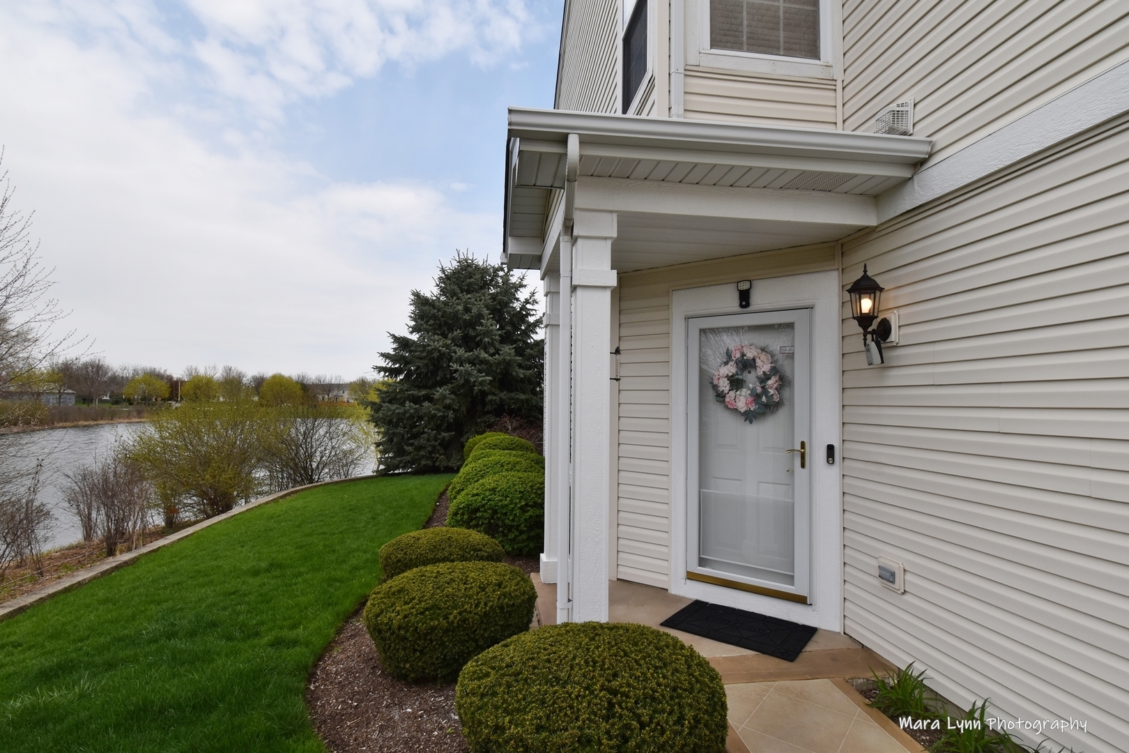 1986 West Cobblestone Road, Unit 1986 Romeoville, IL 60446 - Photo 2 of 36 a view of a door front of house