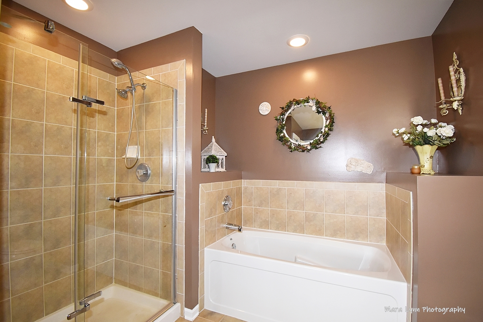 1986 West Cobblestone Road, Unit 1986 Romeoville, IL 60446 - Photo 25 of 36 a bathroom with a sink a bathtub and a shower