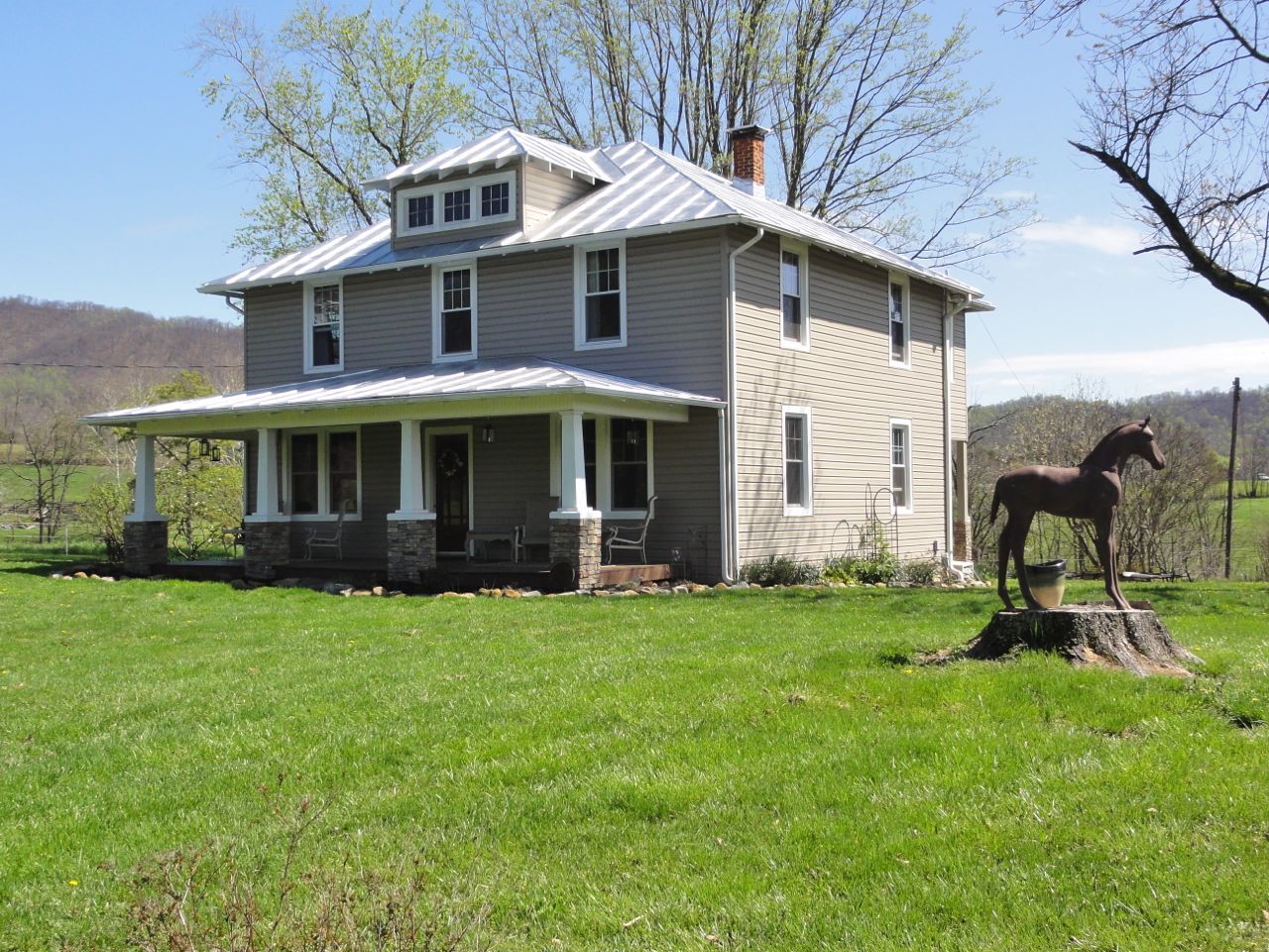 a view of a house with a yard