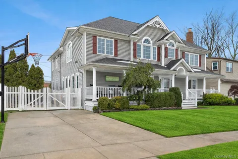 $1,299,000 | 922 Leeds Drive, North Bellmore, NY 11710