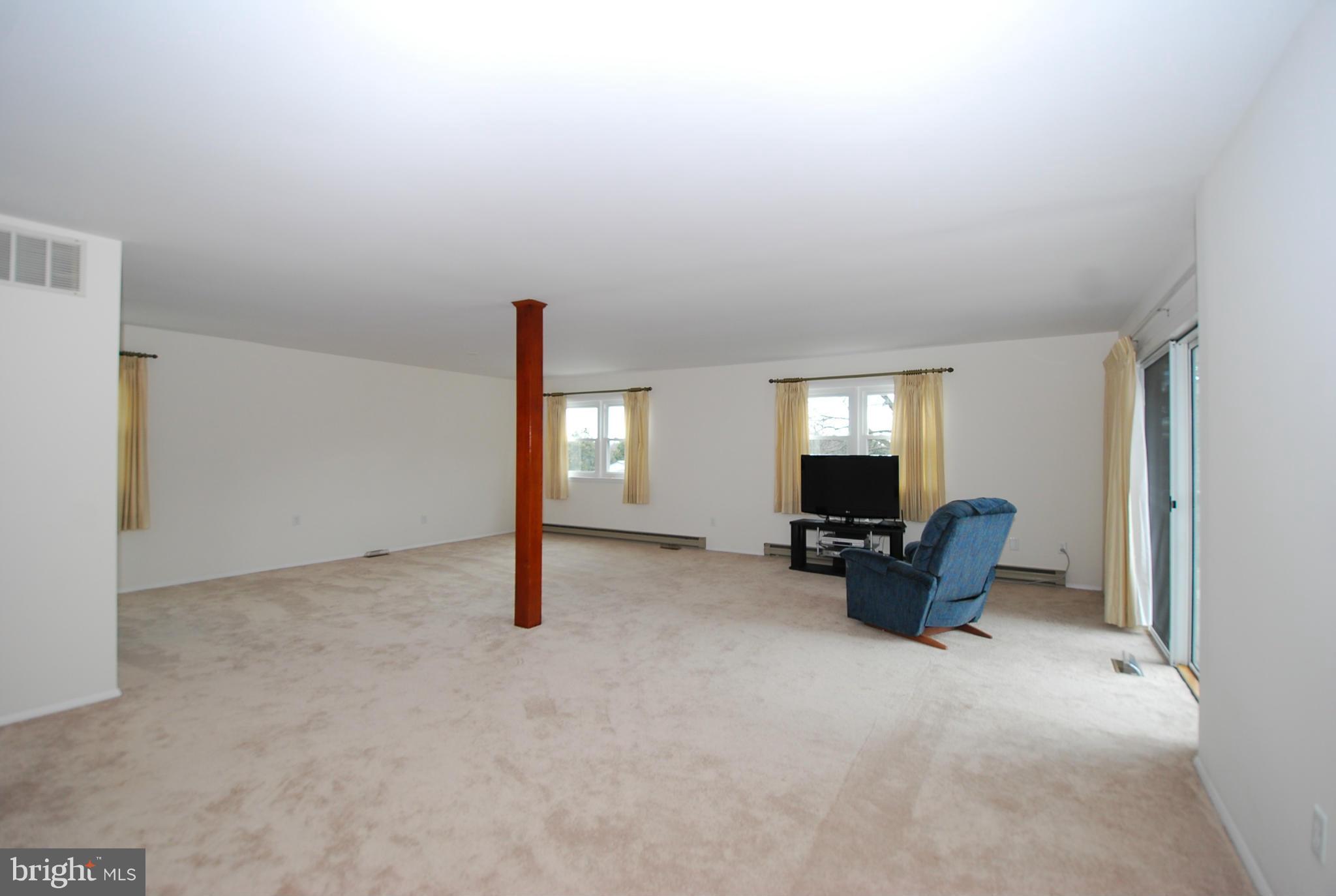 9216 Gue Road Damascus, MD 20872 - Photo 11 of 28 Family Room
