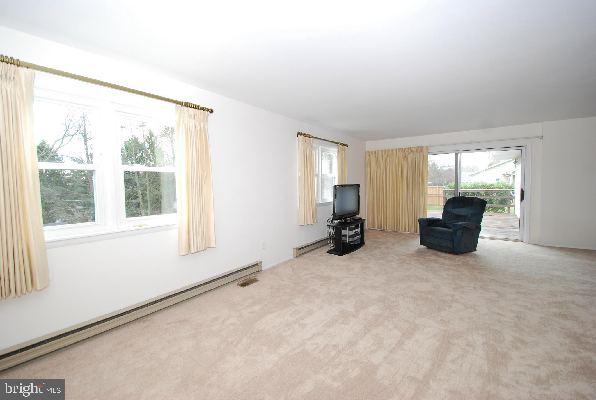 9216 Gue Road Damascus, MD 20872 - Photo 3 of 28 Family Room