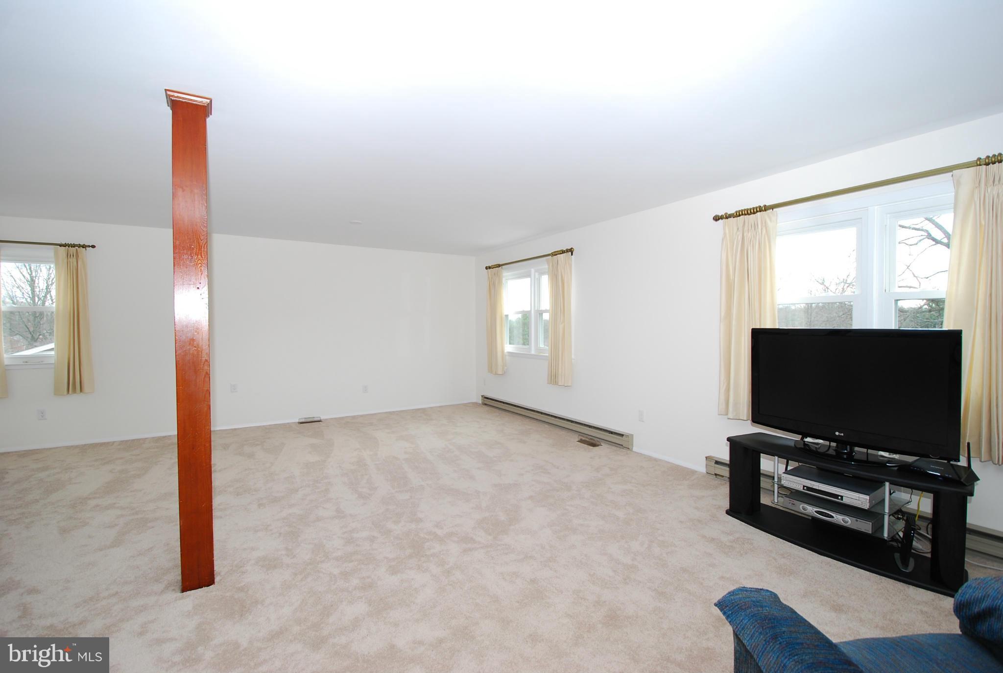 9216 Gue Road Damascus, MD 20872 - Photo 5 of 28 Family Room