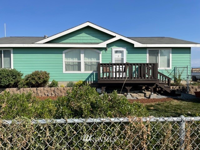 196 Skyrocket Road Prescott, WA 99348 - Photo 1 of 21 a front view of a house with garden