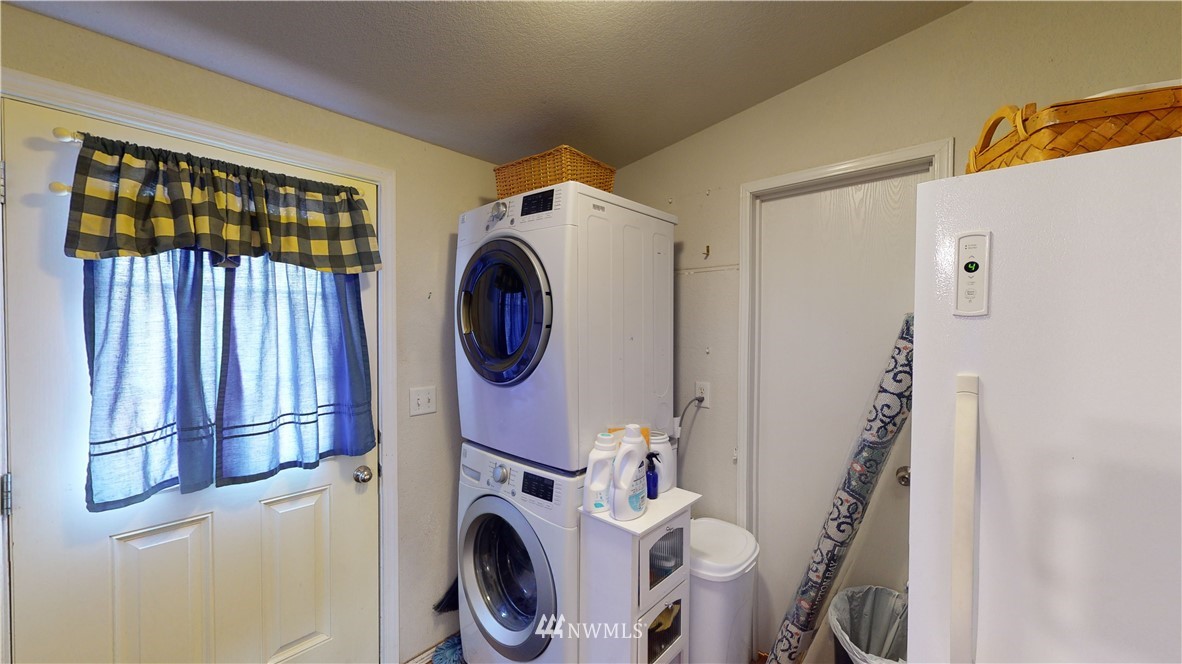 196 Skyrocket Road Prescott, WA 99348 - Photo 11 of 21 a utility room with dryer and washer