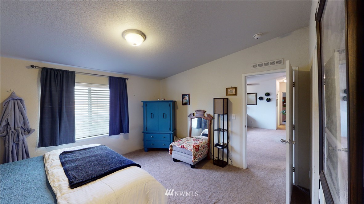 196 Skyrocket Road Prescott, WA 99348 - Photo 13 of 21 a bedroom with furniture and a window