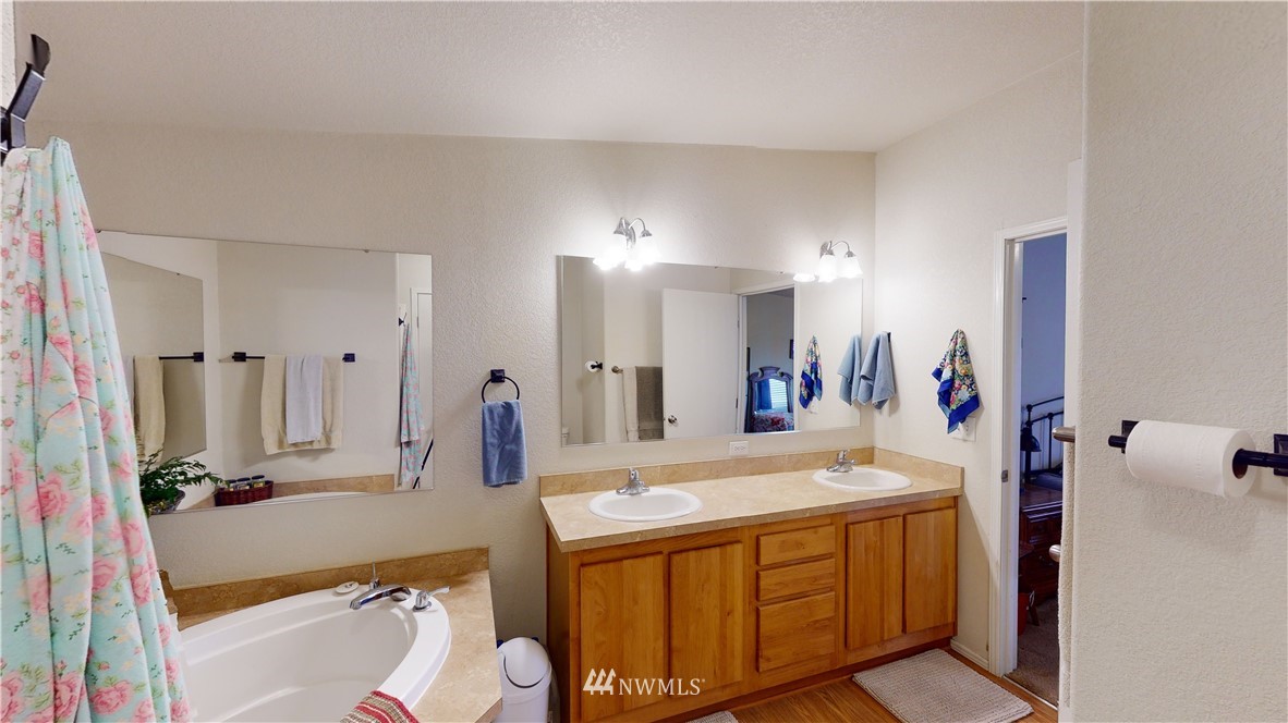 196 Skyrocket Road Prescott, WA 99348 - Photo 15 of 21 a bathroom with a sink double vanity
